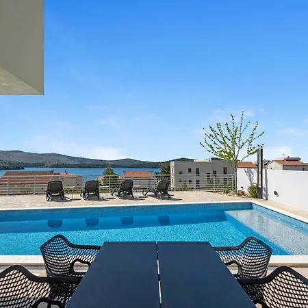 Hébergement de vacances 4 Bedroom Amazing In