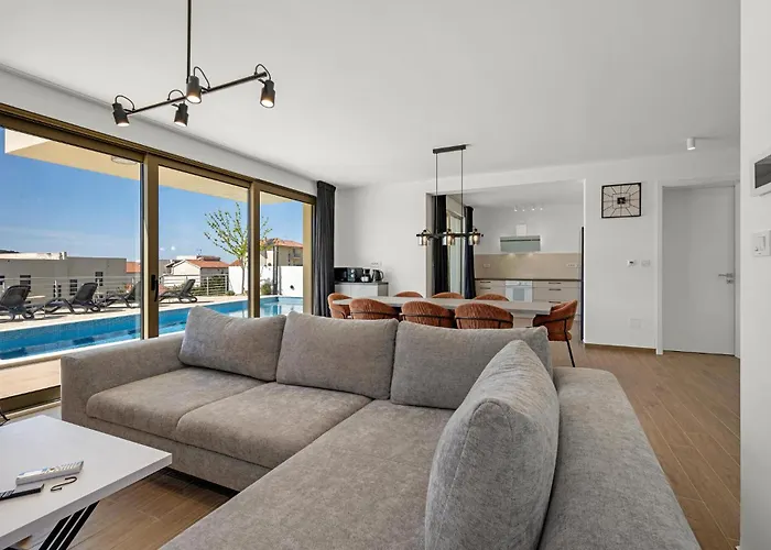 4 Bedroom Amazing In Dom wakacyjny Žaborić