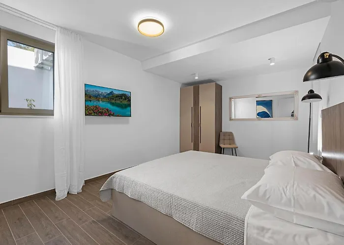 Vikendica 4 Bedroom Amazing In Zaboric